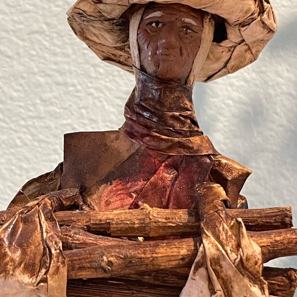 Mexican folk art paper mache villager figurine carrying a stack of wood, Vintage - Picture 5 of 11